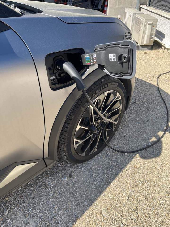 Voiture et borne de recharge Bourgoin-Jallieu